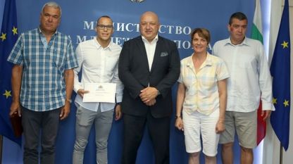 Красен Кралев награди с допълнителни 5000 лева плувеца Антъни Иванов
