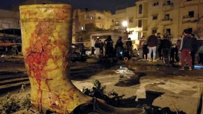 Окървавен ботуш се вижда на мястото в Бенгази, където бяха взривени две коли бомби.