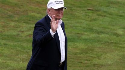 Доналд Тръмп на собственото си голф игрище, което се намира в Шотландия