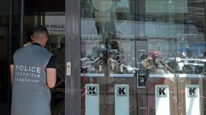 Френски криминолози изследват бижутерски магазин в Кан, където бе извършен обир през 2013 г.