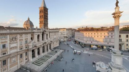 Links im Bild: Basilika Santa Maria Maggiore, Rom