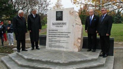 Паметникът на освободителя на Търговище генерал Казимир Ернрот
