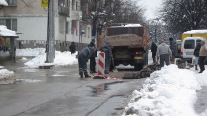 Строители от водния цикъл засипват пропаднали от снега изкопи във Враца