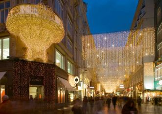 Празничните коледни светлини на 35 търговски улици във Виена бяха официално запалени на 27-и ноември