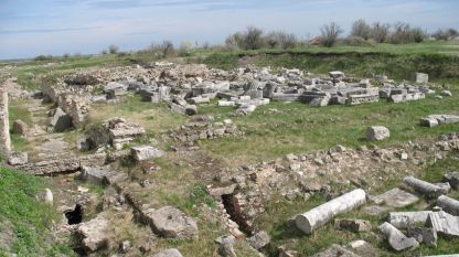 Общ изглед към останките от храма на Фортуна в Улпия Ескус