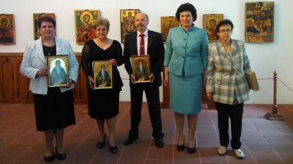 Директорът на началното училище в Белоградчик Светла Табакова (първата вдясно) е сред наградените директори от МОН.