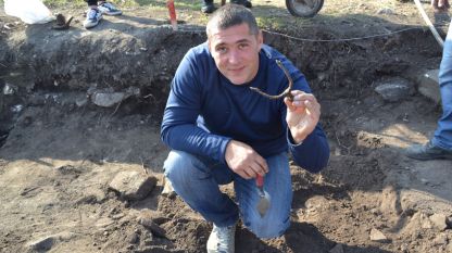 Археологът Филип Петрунов по време на работа.