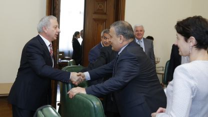 Премиерът Огнян Герджиков на срещата с представители на АОБР 