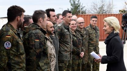 Федералният министър на отбраната Урсула Фон Дер Лайен на посещение на германски военни в 
