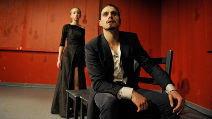 Сцена от спектакъла „Без изход“ по Жан-Пол Сартр