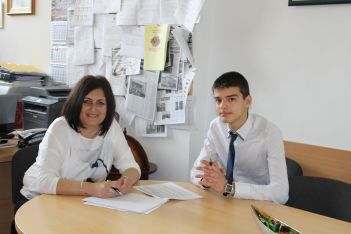 основният пилот Велин Георгиев и директорката на гимназията Роза Желева