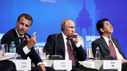 Еманюел Макрон, Владимир Путин и Шиндзо Абе на форума в Санкт Петербург 