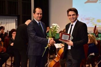 Кметът на Враца Калин Каменов връчва отличието на Михаил Митев.