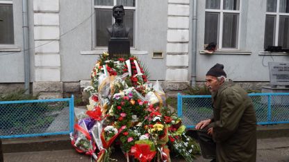 Стръкче здравец и кокичета остави 90-годишният Никола Караджов и се поклони пред Апостола във Видин