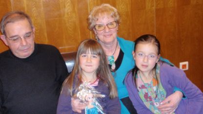 Сергей и Снежана и внучките им Андреа (вляво) и Ния .