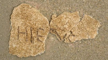 Фрагмент с частично повреден надпис на латински HІE(S)US или HРE(S)US в раннохристиянския комплекс в крепостта на нос Св. Атанас, гр. Бяла. Това е един от най-ранните надписи с името на Иисус Христос от българските земи.