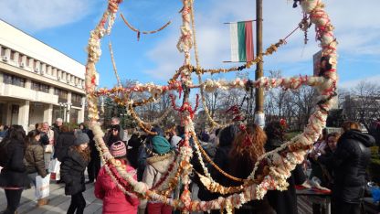 Двуметрова сурвачка беше издигната в центъра на Видин по време на фолклорния събор Бъдник