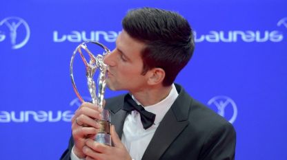 Новак Джокович позира с третата си награда 