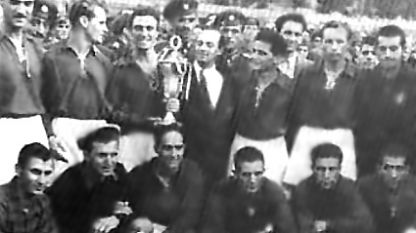 Команда ЦСКА (тогда – „Септември при ЦДВ”) с кубком чемпиона страны за 1948 г.