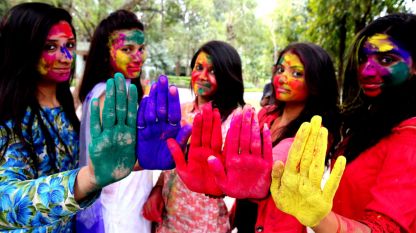 Празникът на цветовете „Холи“, който се празнува в Индия.