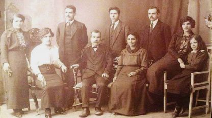 Семейна снимка на Кръстановия род, 1911 г., Плевен. Дядото адвокат Кръстанов е в средата.