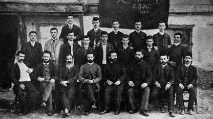 Учители и ученици от Солунската гимназия през 1888-1889 учебна година. Григор Пърличев е третият седнал отляво надясно.