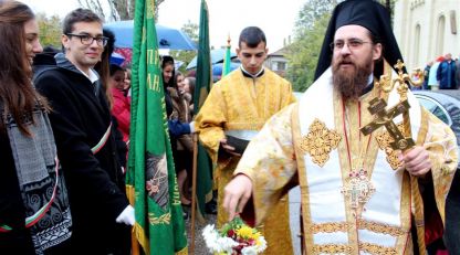 Епископ Поликарп Белоградчишки освещава знамената на видинските училища на Димитровден- духовния празник на Видин, 26 октомври 2014 година