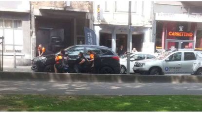 Белгийски полицаи заемат позиции до мястото на стрелбата в центъра на Лиеж.
