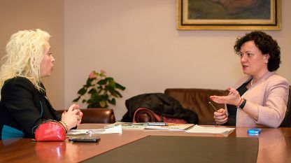  Анелия Торошанова разговаря с министър Ивелина Василева