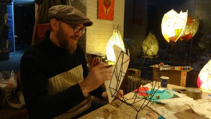 Николай Табаков в галерията си, докато изработва поредната си лампа. 