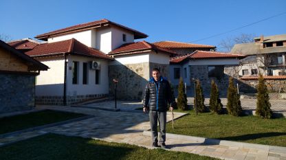 Добри Хубенов в двора на къщата за гости в село Горно Брястово, Хасковска област.