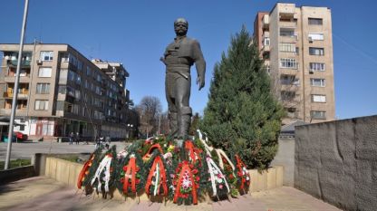 Паметникът на Цеко Петков- Войводата в Лом