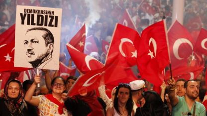 Демонстранти подкрепят президента Ердоган с плакат с надпис 