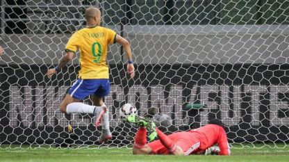 Тардели вкара втория гол при победата на Бразилия над Мексико с 2:0