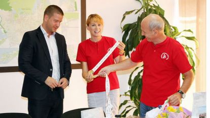 Живко Тодоров (вляво) получава подаръци от Красимира Чахова и Христо Михалев