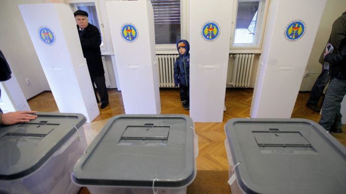 Предсрочни парламентарни избори се провеждат днес и в Молдова. Те