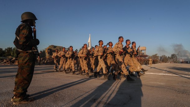 Бойци от Джейш ал-Ислам (Aрмия на Исляма), бунтовническа коалиция, която води военни действия и срещу сирийското правителство, и срещу ИДИЛ. Контролира района Гута. Има данни, че се ползва от поддъжката на Саудитска Арабия и Турция. Фигурира в списък на терористични организации, съставен от правителството в Дамаск.