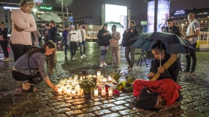Опечалени положиха свещи и цветя за жертвите на нападението в Турку