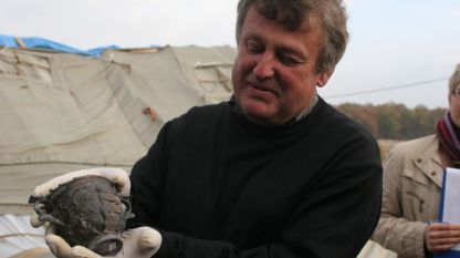 След сребърните чаши с позлата, открити от археолозите в екипа на Веселин Игнатов, на бял свят се показа уникален стъклен ритон с неизвестно животно, златен пръстен със скъпоценен камък и монети. (2009 г.)