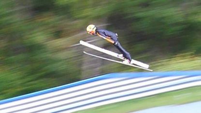 Българите отпаднаха след първите опити в състезанието по ски скок на европейския зимен олимпийски фестивал
