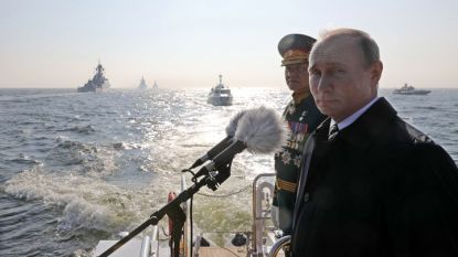 Президентът Владимир Путин наблюдава парада в Санкт Петербург от катер.