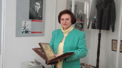 Катя Зографова на работното си място в музея на Вапцаров