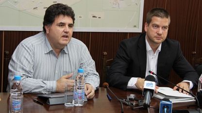 Цветан Цонев (вляво) от фирмата-изпълнител и Живко Тодоров