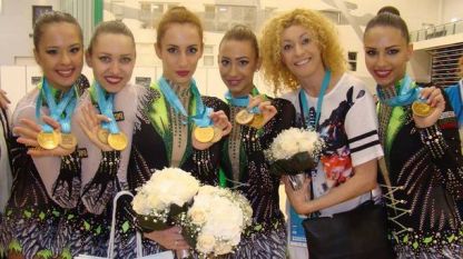 Las integrantes del conjunto de gimnasia rítmica junto con su entrenadora, Ina Ananieva, y las medallas de oro y de bronce conquistadas por la selección búlgara en Bakú