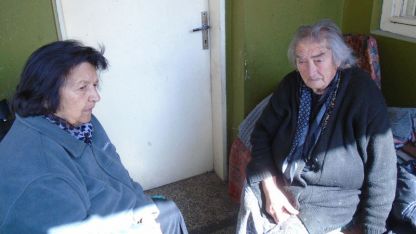 90-годишната баба Фроса (вдясно) пази спомените за своя дядо- подпоручик Иван Тодоров.