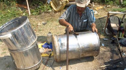 Потомствени майстори калайджии от Ямболско, изработват казани за ракия от барабаните на стари перални машини.