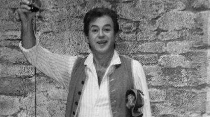 Георги Чолаков в ролята на Неморино в „Любовен еликсир” от Доницети, 1976 г., Манхайм.