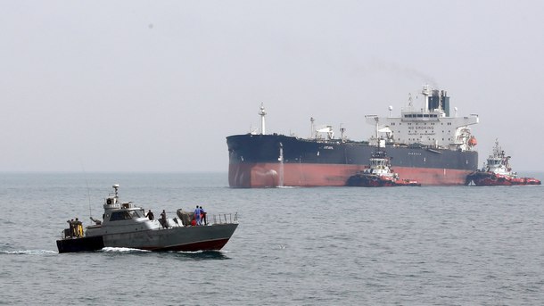 Иранските власти задържаха в петък два танкера, плаващи под гръцки