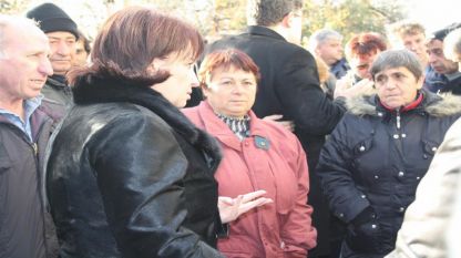 Областният управител Живка Аладжова при една от срещите си с протестиращите работници в "Ремотекс"