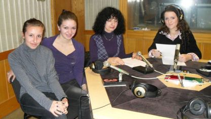 Красимира Александрова със свои възпитаници в студиото на Радио Благоевград